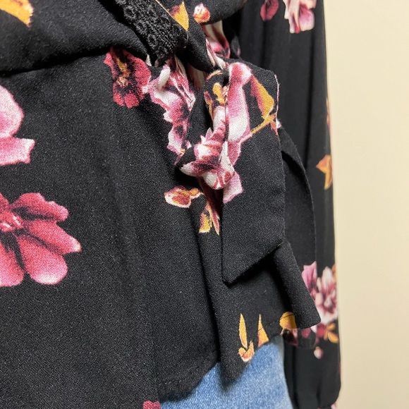 Black floral blouse with lace trim and V-neck - Size S - Picture 4 of 11